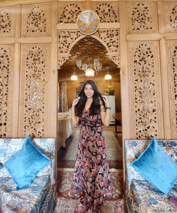 Exotic Young Shreen Houseboat Hotell Srīnagar Exteriör bild