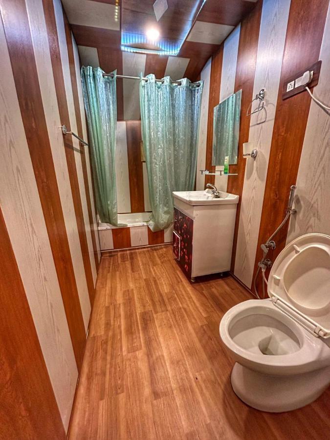 Exotic Young Shreen Houseboat Hotell Srīnagar Exteriör bild