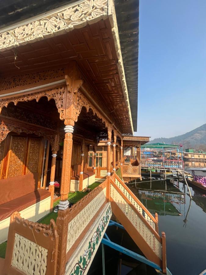 Exotic Young Shreen Houseboat Hotell Srīnagar Exteriör bild