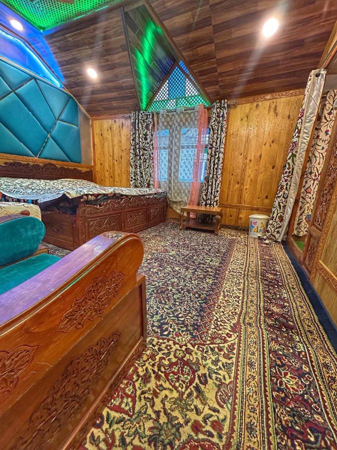 Exotic Young Shreen Houseboat Hotell Srīnagar Exteriör bild