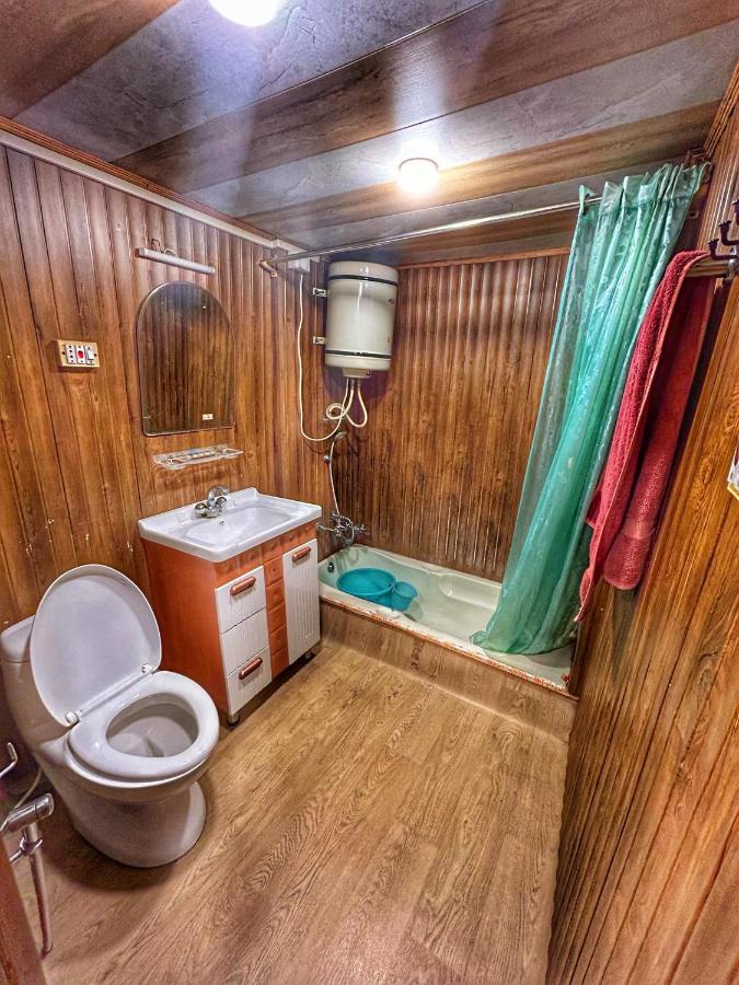 Exotic Young Shreen Houseboat Hotell Srīnagar Exteriör bild