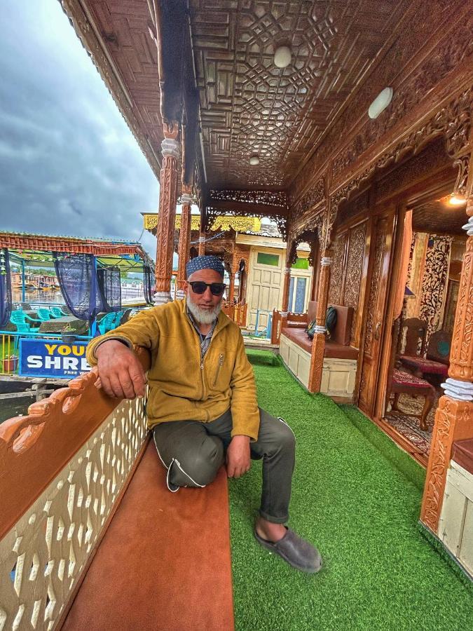 Exotic Young Shreen Houseboat Hotell Srīnagar Exteriör bild