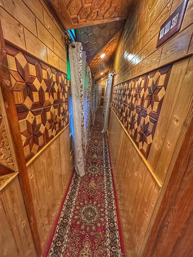 Exotic Young Shreen Houseboat Hotell Srīnagar Exteriör bild