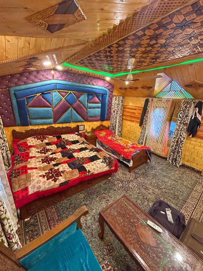 Exotic Young Shreen Houseboat Hotell Srīnagar Exteriör bild